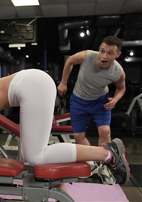 Сексуальная и подтянутая Райли делает мокрую тренировку на большом члене