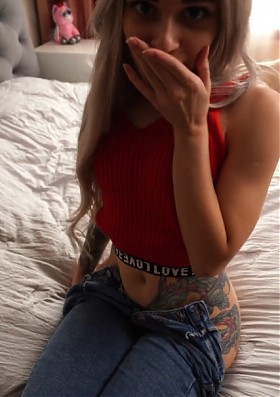 Первое свидание : Татуированная блондинка трахнулась в обе дырочки не снимая джинсы