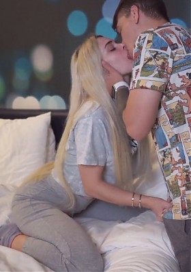 Подцепил девушек на улице и трахнул одну из них в анал