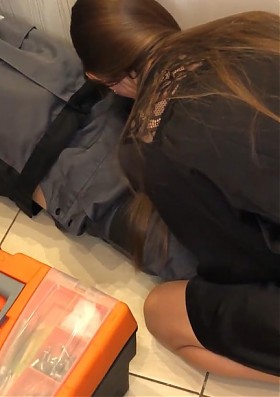 Пока муж на работе жена трахнулась с сантехником