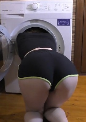 Трахнул раком девушку с красивой попкой, застрявшую в стиралке